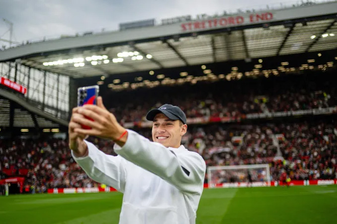 Ugarte ra mắt đông đảo các fan MU tại Old Trafford